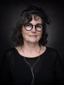 Älter Dame in schwarz, sieht fast wie ein Gemälde aus.