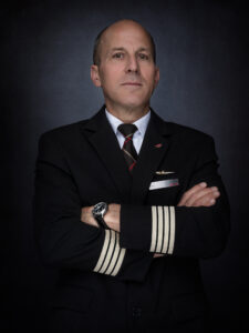 Swiss Pilot in Uniform. Farbiges Porträt.