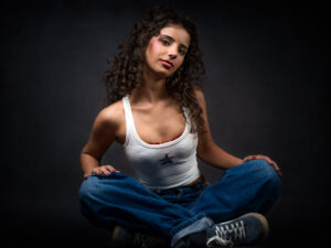 Model Nadira – Portrait sitzend.